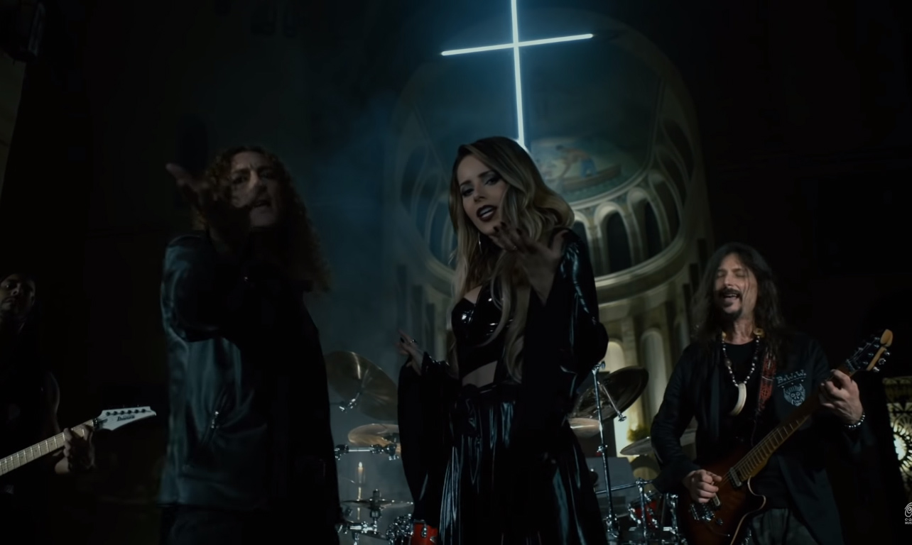Trevosa! Sandy lança clipe com banda de heavy metal Angra