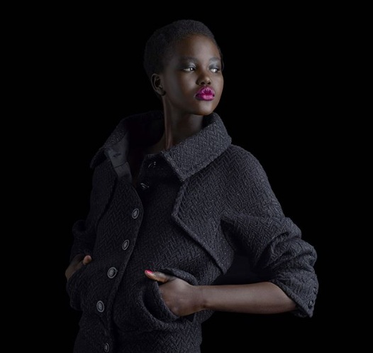 Adut foi descoberta em um campo de refugiados e é estrela da nova campanha da Chanel