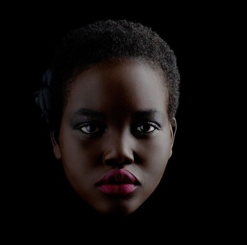 Adut foi descoberta em um campo de refugiados e é estrela da nova campanha da Chanel