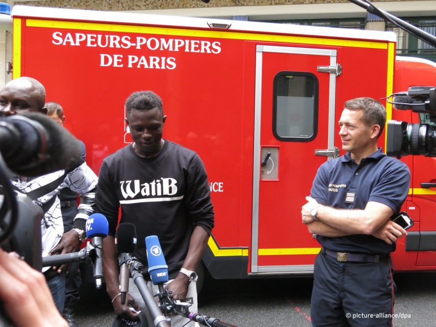 Imigrante 'Homem-Aranha' vira bombeiro em Paris