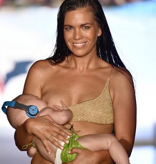 Modelo de biquínis desfila amamentando a filha de cinco meses