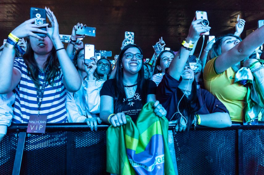 Niall Horan é recebido com histeria e calor em São Paulo