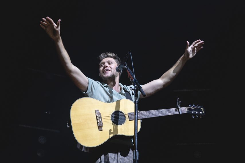 Niall Horan é recebido com histeria e calor em São Paulo