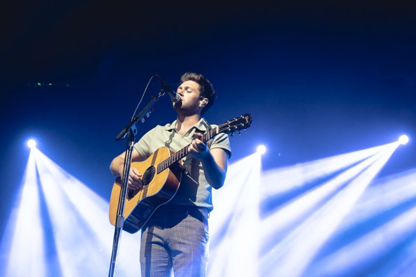 Niall Horan é recebido com histeria e calor em São Paulo