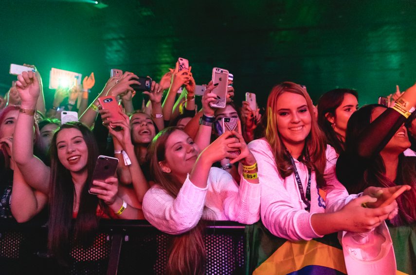 Niall Horan é recebido com histeria e calor em São Paulo