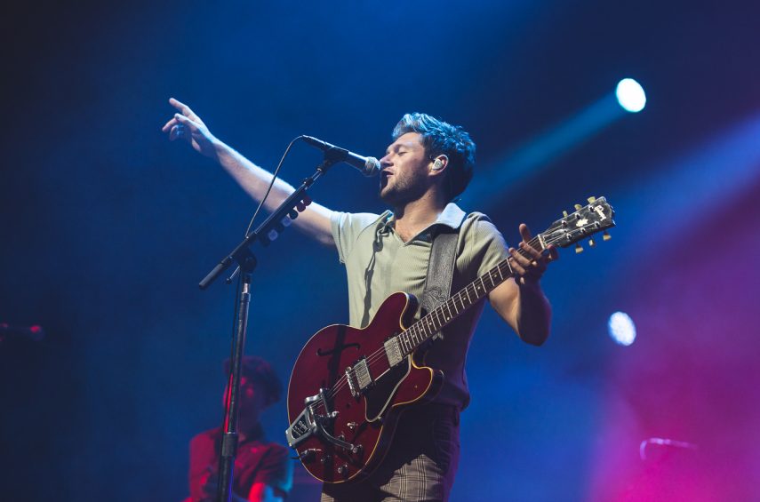 Niall Horan é recebido com histeria e calor em São Paulo