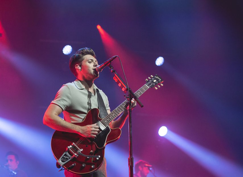 Niall Horan é recebido com histeria e calor em São Paulo