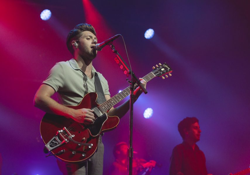Niall Horan é recebido com histeria e calor em São Paulo