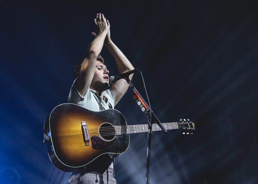Niall Horan é recebido com histeria e calor em São Paulo