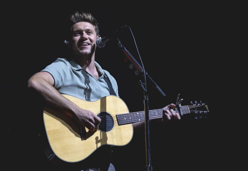 Niall Horan é recebido com histeria e calor em São Paulo