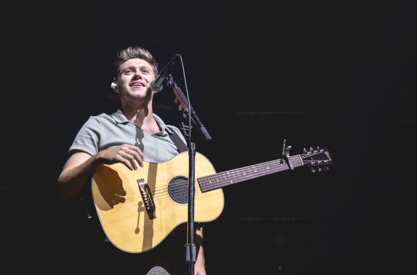 Niall Horan é recebido com histeria e calor em São Paulo