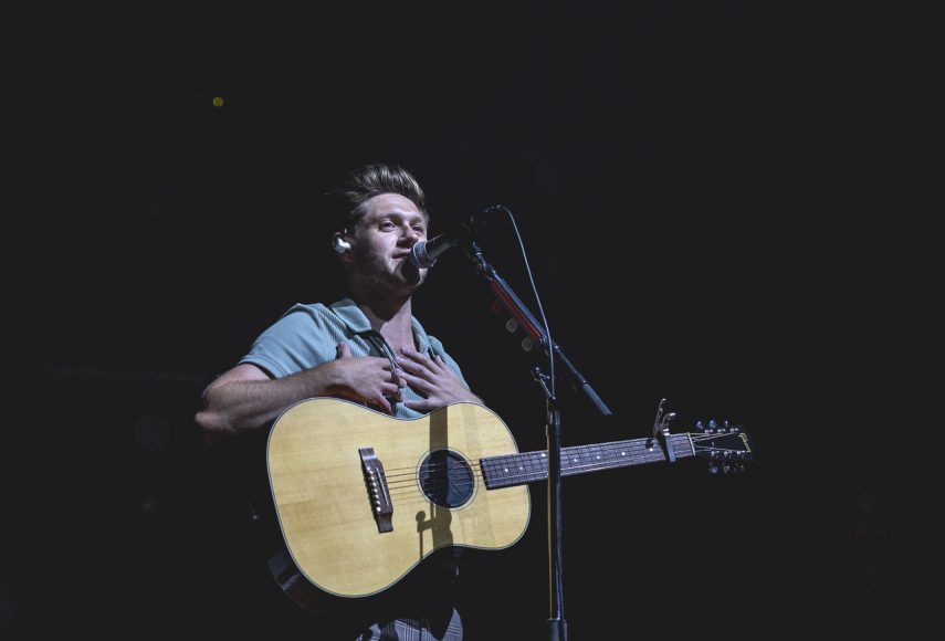 Niall Horan é recebido com histeria e calor em São Paulo