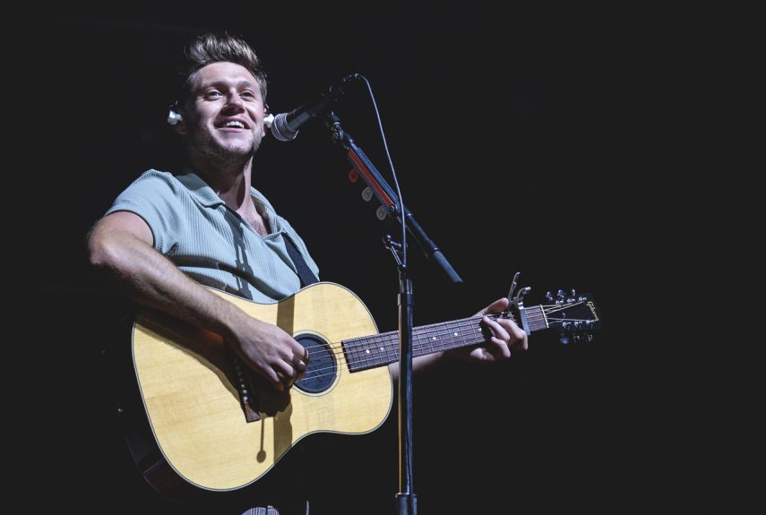 Niall Horan é recebido com histeria e calor em São Paulo