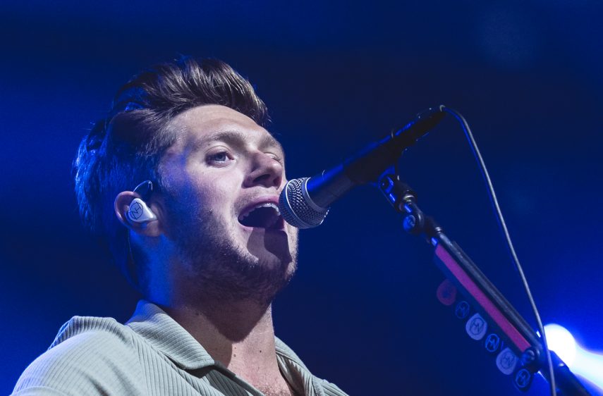 Niall Horan é recebido com histeria e calor em São Paulo
