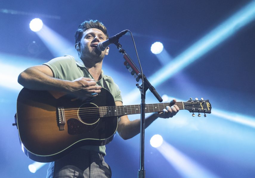 Niall Horan é recebido com histeria e calor em São Paulo