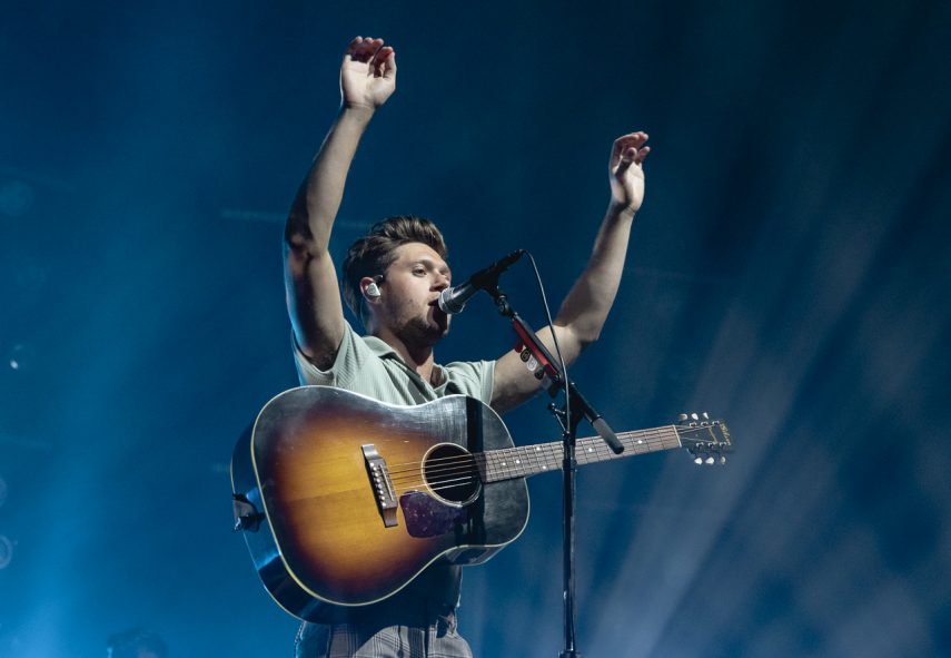 Niall Horan é recebido com histeria e calor em São Paulo