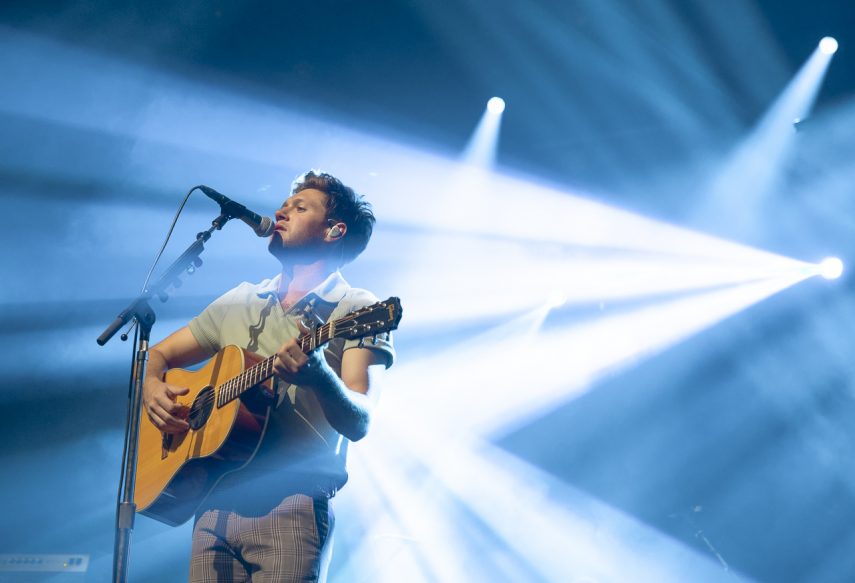 Niall Horan é recebido com histeria e calor em São Paulo