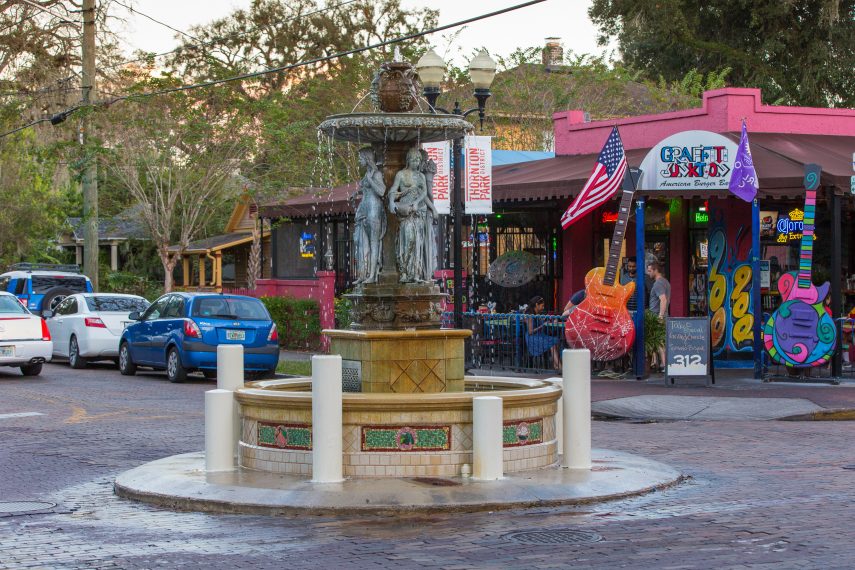 Bicicletas, bares, salões, mercados. A Orlando cosmopolita. gay e millenial está em Thornton Park.