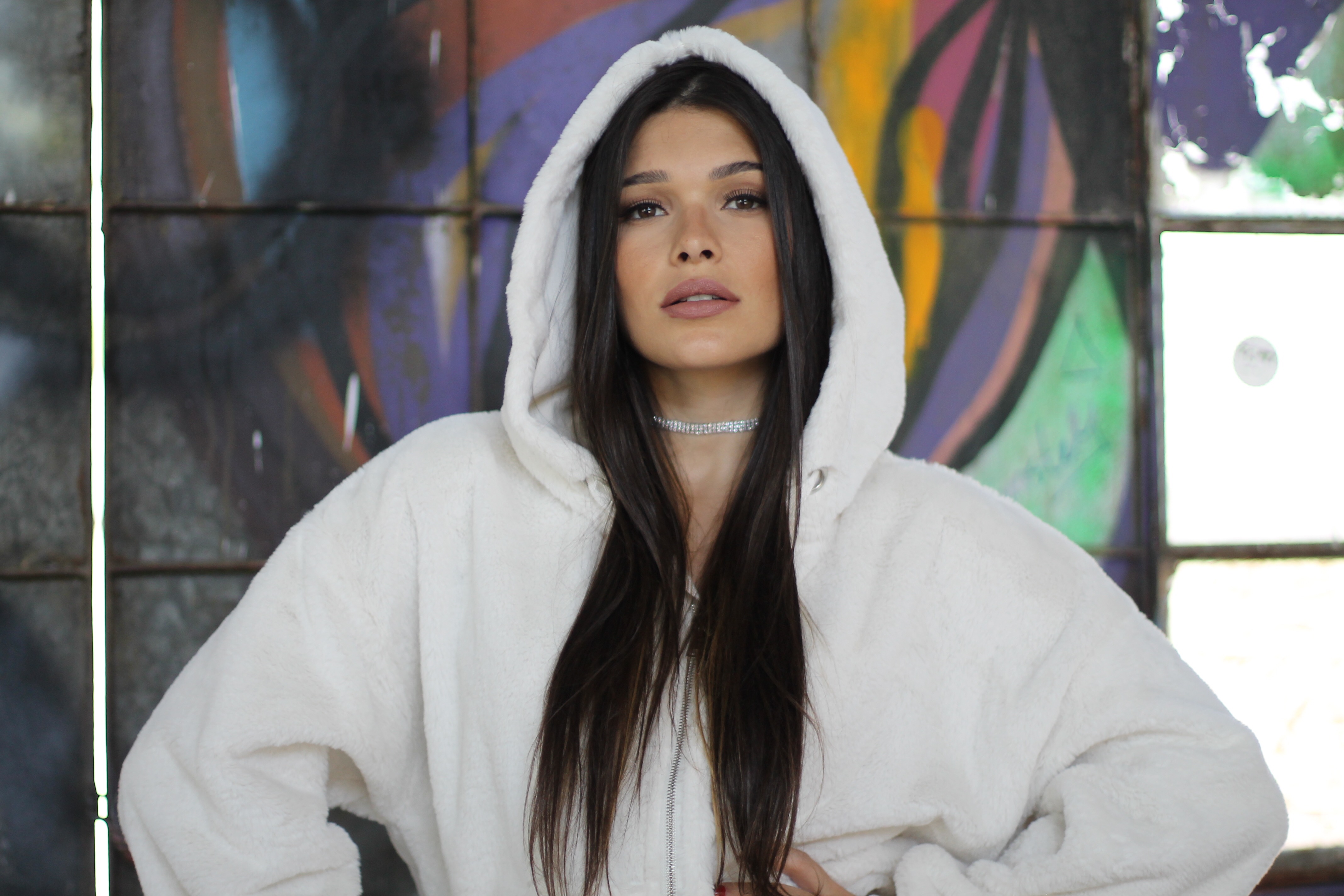 'Mulheres ainda precisam se unir', diz Lary, popstar engenheira