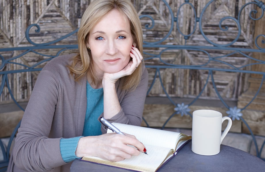 J.K. Rowling zoa Donald Trump no Twitter e responde fã que a criticou por isso