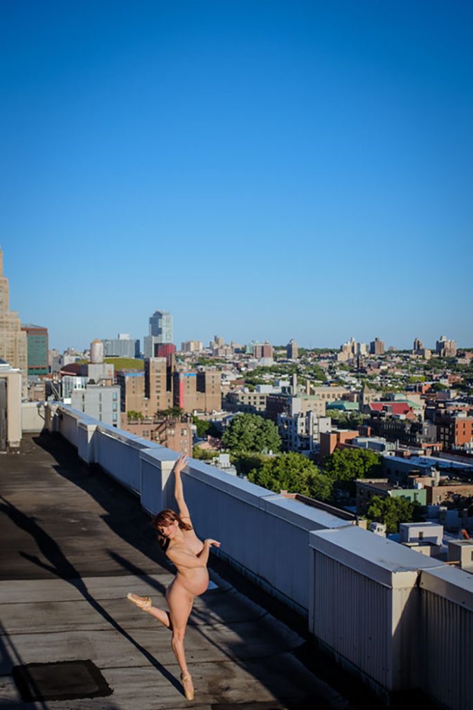 Dançarinos posam nus no topo de prédios de Nova York, nos EUA