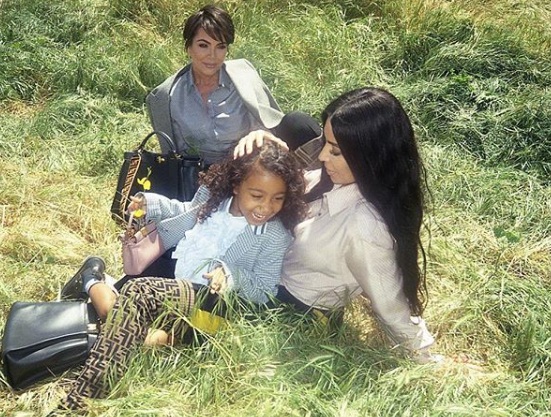 Aos cinco anos, ela posou com a mãe, Kim Kardashian, e a avó, Kris Jenner, para a Fendi
