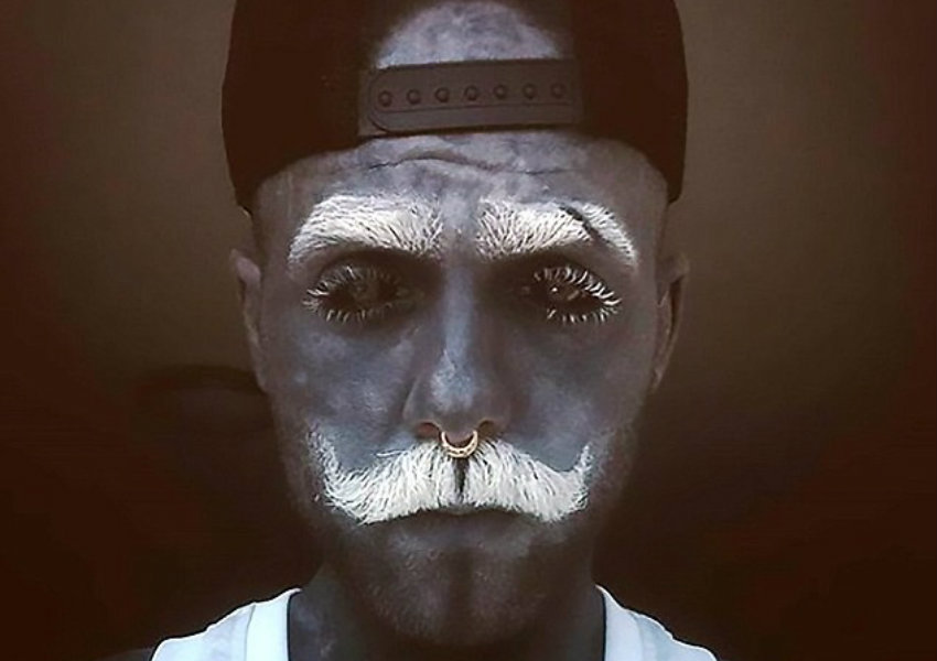 Homem tatua 90% do corpo e tem genitais removidos
