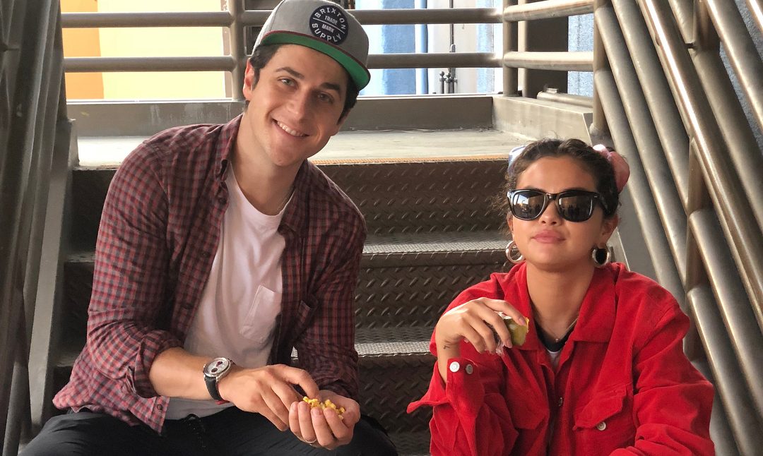 Onze anos depois de 'Os Feiticeiros de Waverly Place', Selena Gomez e David Henrie se encontram