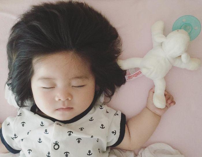 Bebê cabeluda enlouquece a internet
