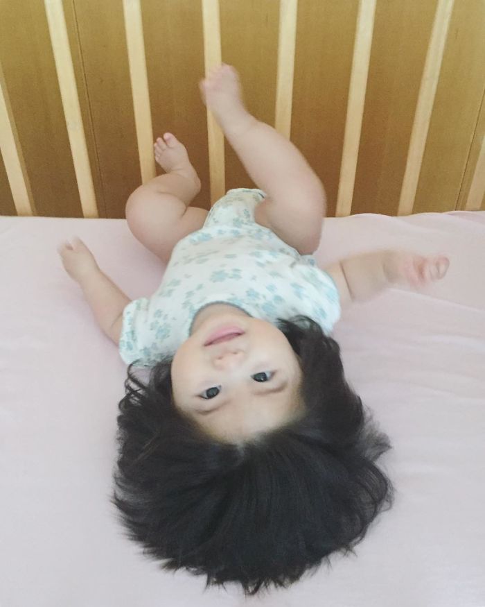 Bebê cabeluda enlouquece a internet