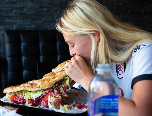 Blogueira come kebab de 3kg e 8 mil calorias