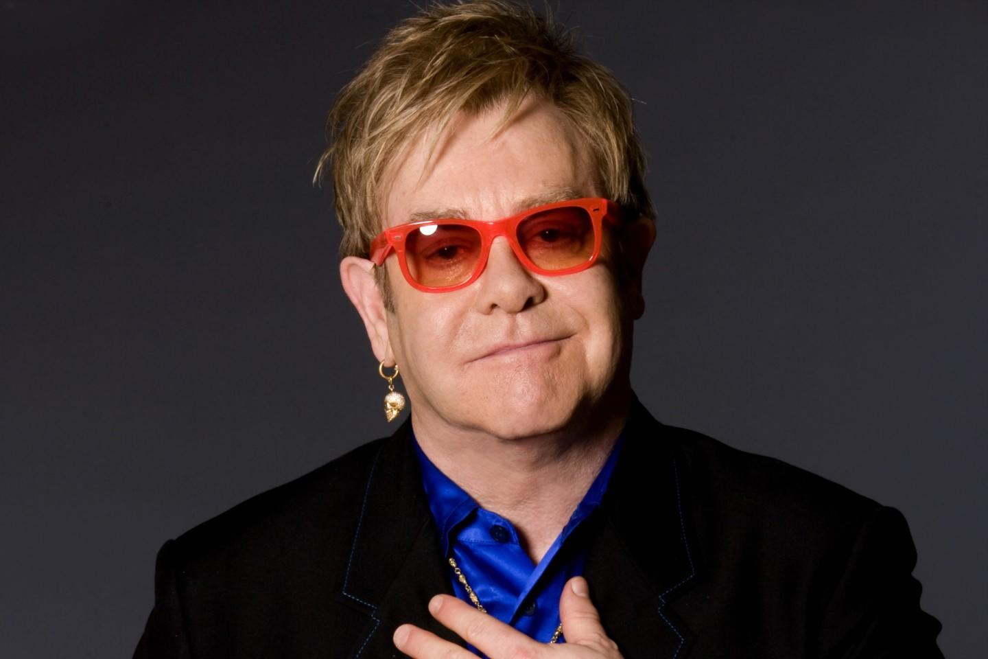 Fizeram uma montagem do Elton John dublando Wesley Safadão e ela é maravilhosa!