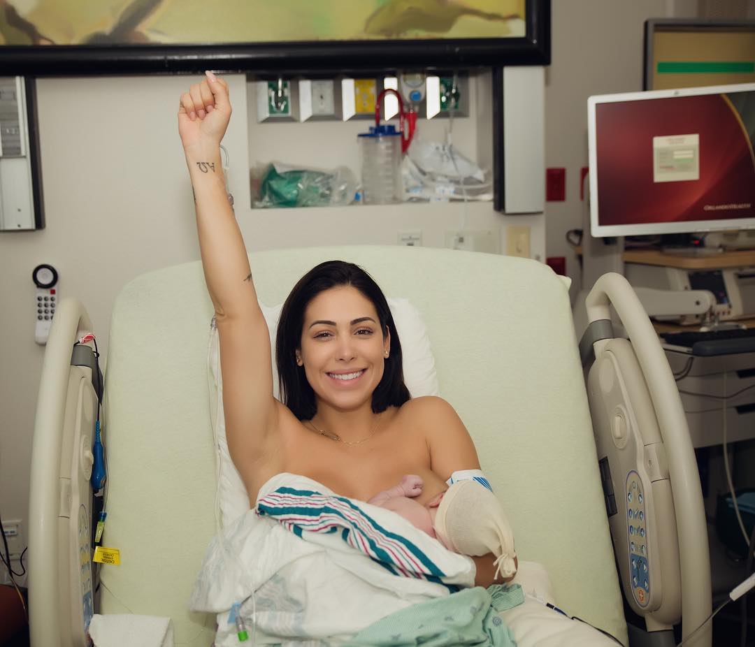 Bella Falconi fala sobre dor do parto da segunda filha: "Arranquei um tufo de cabelo"