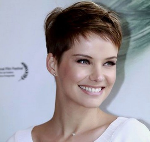 Inspire-se em anônimas e famosas com estilos diferentes de cabelo curtinho