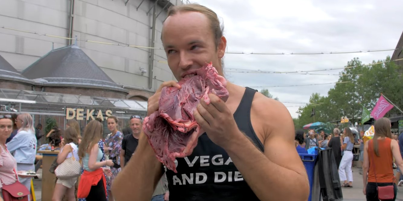 Homem come carne crua em festival vegano e provoca fúria