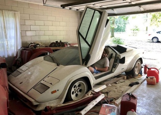 Uma Ferrari e Lamborghini, avaliados em mais de R$1,7 milhão, estavam escondidos há duas décadas