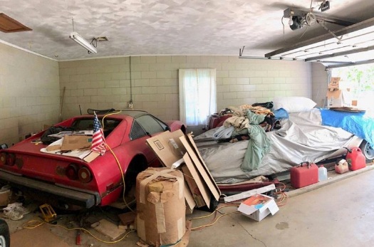 Estudante acha carros antigos na garagem da avó
