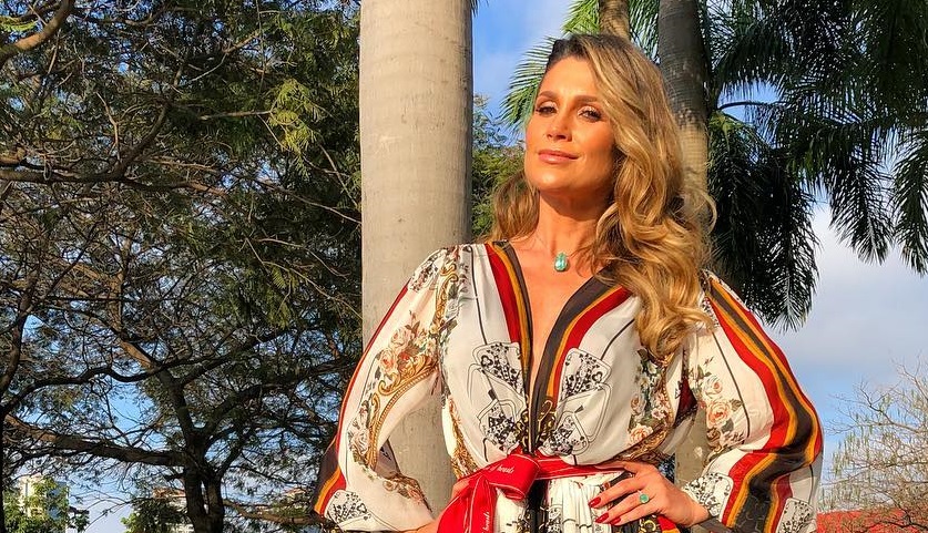 Flávia Alessandra vai a casamento com vestido de R$ 11 mil