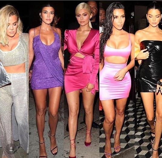 Irmãs Kardashian apostam em looks ousados para festa. Kim e Kylie trazem releitura hot do já batido vestido com recorte abaixo do decote. Será que a moda pega?
