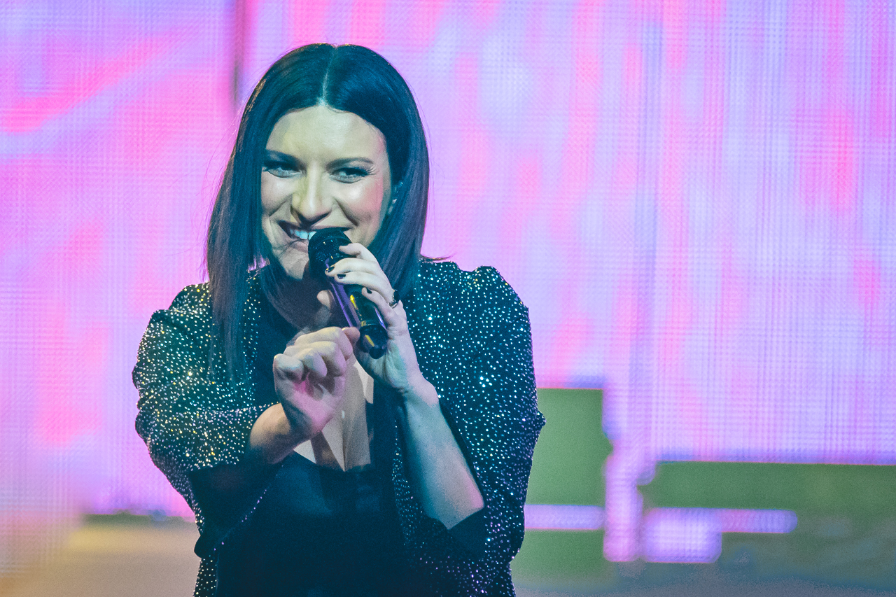 Bela e poderosa! Laura Pausini encanta em show de São Paulo