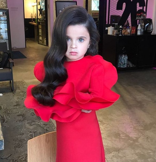 Menina israelense, de cinco anos, faz sucesso na web com sua cabeleira