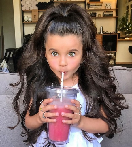 Menina israelense, de cinco anos, faz sucesso na web com sua cabeleira