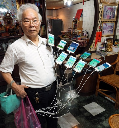 Aos 70 anos, Chen San-Yuan, de Taiwan, joga Pokemon Go em 11 celulares ao mesmo tempo