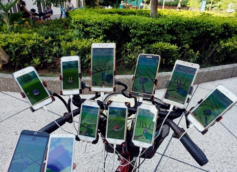 Aos 70 anos, Chen San-Yuan, de Taiwan, joga Pokemon Go em 11 celulares ao mesmo tempo