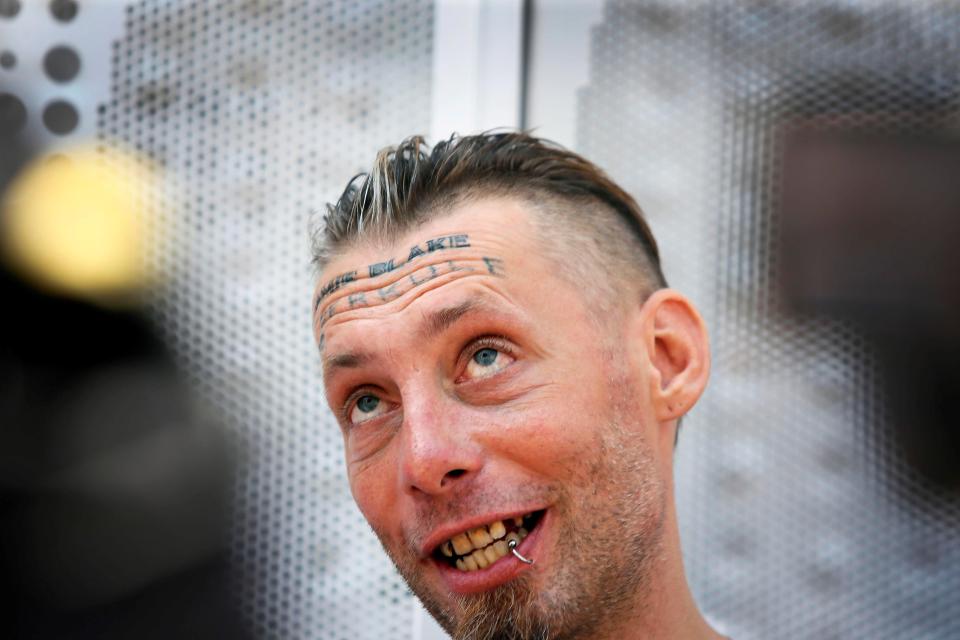 Sem-teto é tatuado na testa por R$ 430 e se arrepende