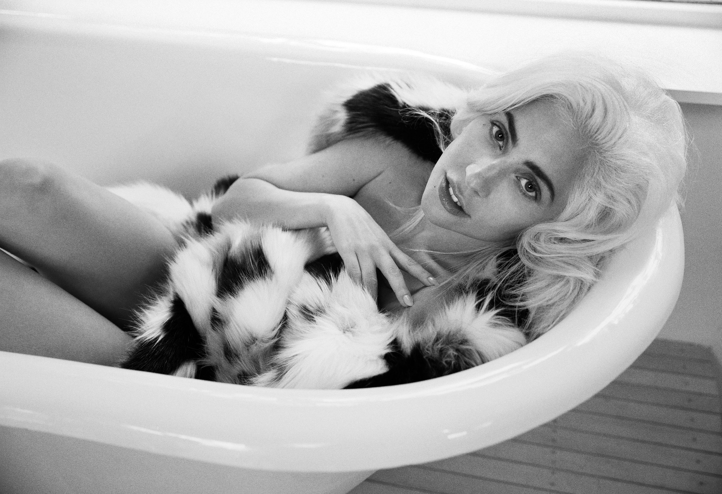 Capa da Vogue, Lady Gaga fala sobre fibromialgia: “Não é brincadeira”