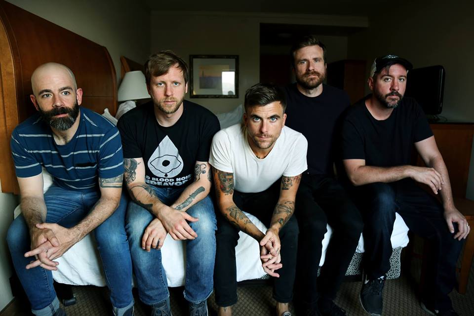 Prestes a chegar ao Brasil, Circa Survive adianta: 'Tocaremos com nossos corações'