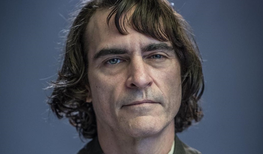 Antes de ser vilão: divulgadas as primeiras fotos de Joaquin Phoenix como Coringa