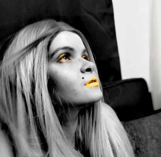 A cor é tendência forte no make para sombra, batom e blush