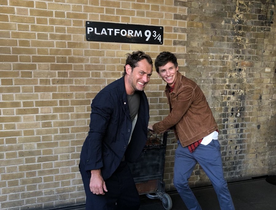 Elenco de Animais Fantásticos surpreende fãs na Plataforma 9 3/4, em Londres